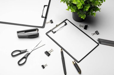 Yeşil santral ve fotokopi alanı arka planlı kırtasiye aksesuarları olan ev ofisinin çalışma alanı modeli. Düz yatış, üst görünüm