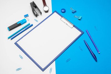 Canlı duotone mavi ve beyaz arka planda pano alay