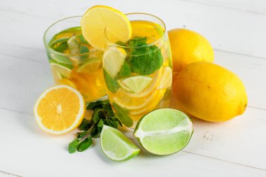 Limonata. Taze limonla iç..