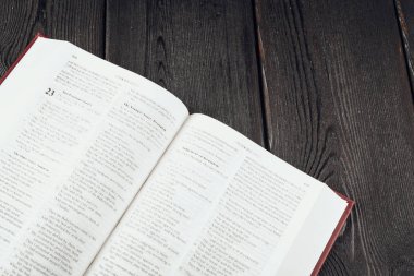 Kutsal İncil ahşap bir masada..