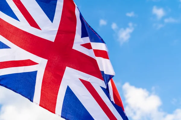 Storbritannien Flagga Vifta Vinden Blue Sky — Stockfoto