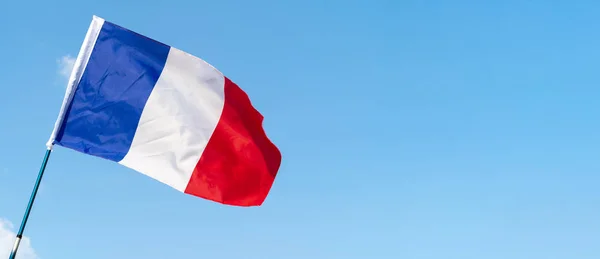 法国国旗在天空的风中飘扬 — 图库照片