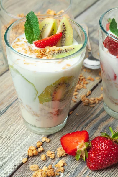 Gesundes Frühstück Mit Joghurt Beeren Und Müsli Auf Holztisch — Stockfoto