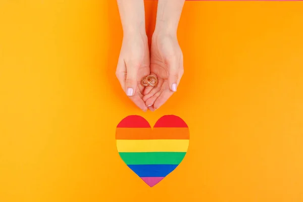 Concetto Matrimonio Gay Con Bandiera Arcobaleno Anelli — Foto Stock