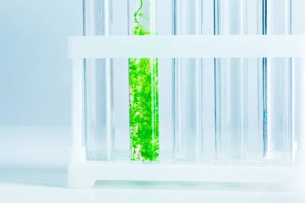 Liquidi Verdi Nelle Provette Nel Laboratorio Chimico Vicino — Foto Stock