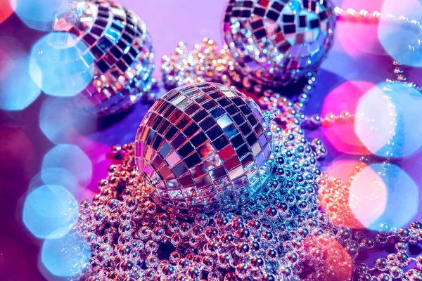 Petites Boules Disco Brillantes Scintillantes Dans Une Belle Lumière Violette — Photo