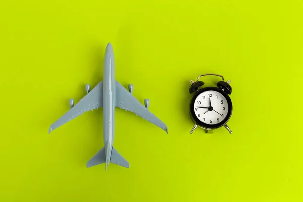 Čas Cestování Plastové Letadlo Jet Hračka Cestující Budíkem Hodiny — Stock fotografie