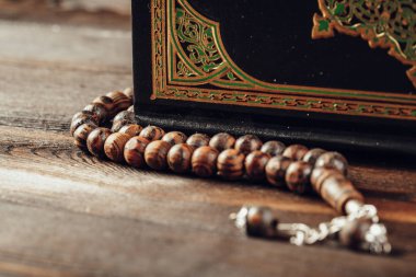 Tahta masadaki İslami kutsal kitap.