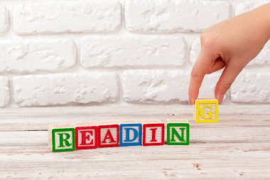 Tahta oyuncak blokları metin ile: okuma