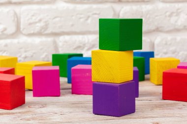 Oyuncak blokları yığın, çok renkli tuğlalar yığın 