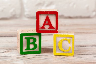 Tahta oyuncak blokları ile metin: abc