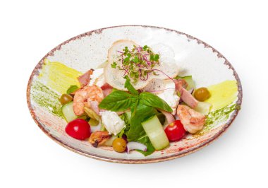 Karides, domates ve karışık sebzeli taze salata tabağı.