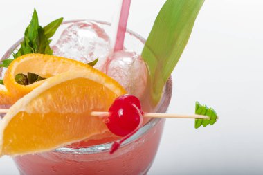 Beyaz arka planda bir bardak taze kokteyl. 