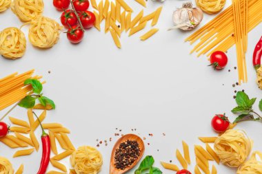 Beyaz arka planda makarna pişirmek için malzemeli makarna..