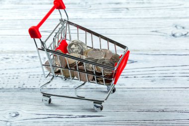 Küçük alışveriş arabasında ya da tramvayda para.