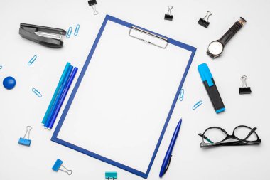 Beyaz arkaplan üzerinde beyaz sayfa ve kalem olan bir pano. Üst görünüm