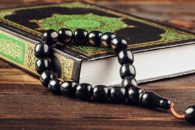 Tahta masadaki İslami kutsal kitap.