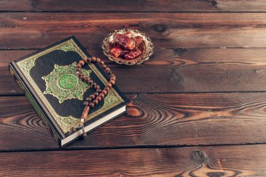 Tahta masadaki İslami kutsal kitap.