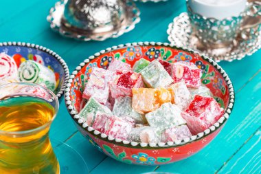 Geleneksel Türk kahvesi ve Türk yemeği ahşap arka planda.