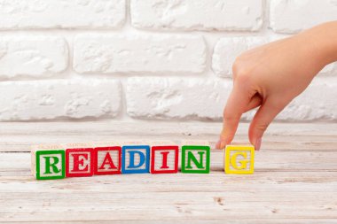 Tahta oyuncak blokları metin ile: okuma