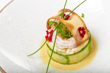 Balık tabağı - kızarmış balık filetosu ve beyaz arka planda sebzeler.