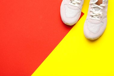 Renkli arka planda bir çift spor ayakkabısı. Yeni spor ayakkabılar