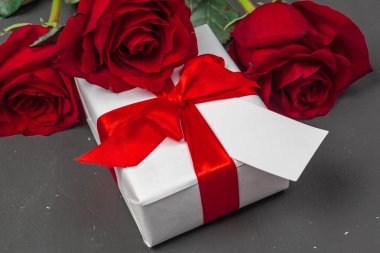 metin için kırmızı gül ve boş hediye kartı