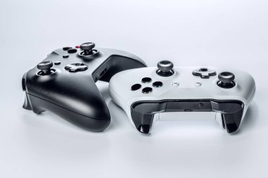 Video oyunu denetleyici beyaz arkaplanda izole edildi