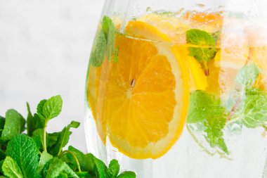 Nane şekerli soğuk narenciye suyu.