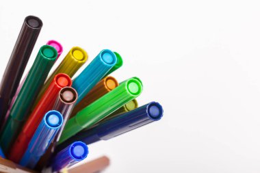 Beyaz arkaplanda çok renkli Keçeli Kalemler izole edildi