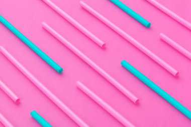 Pembe arka planda pipet içmek, üst görünüm
