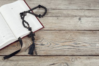 İncil ve eski ahşap bir masada bir haç. Din kavramı.