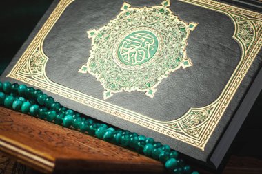 Kürsüde Kuran 'ın kutsal kitabı