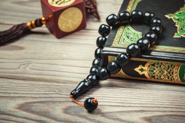 Tahta arka planda boncukları olan Kur 'an-ı Kerim