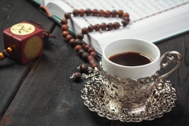 Tesbih/tespih boncuklu Kur'an-ı Kerim'i kapatın