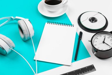 Mavi ve beyaz renkli arka planda şık kulaklıklar, üst görünüm.