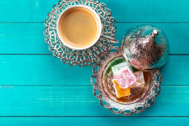 Geleneksel Türk kahvesi ve Türk yemeği ahşap arka planda.