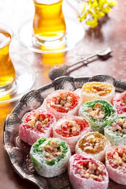 Türkçe zevkli lokum ve siyah çay parçaları.