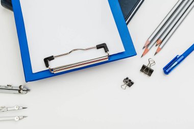 Mavi pano ofis masasında, en üstte, düz yerde.