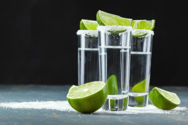 Kireç ve tuzlu kısa bardakta Meksika tekilası