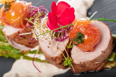 Pişmiş et, sarımsak ve biberiye. Biftek..