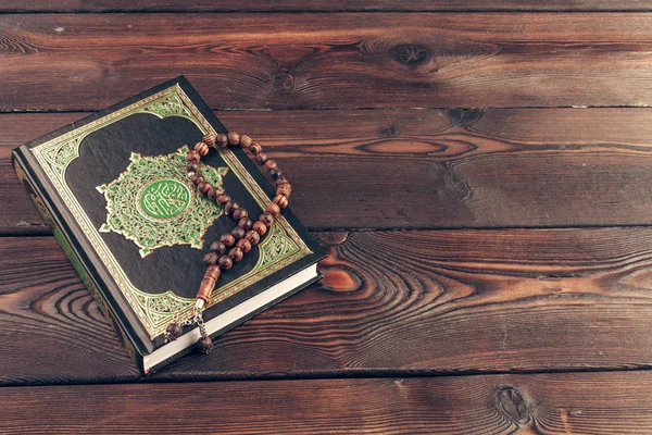 Tahta masadaki İslami kutsal kitap.