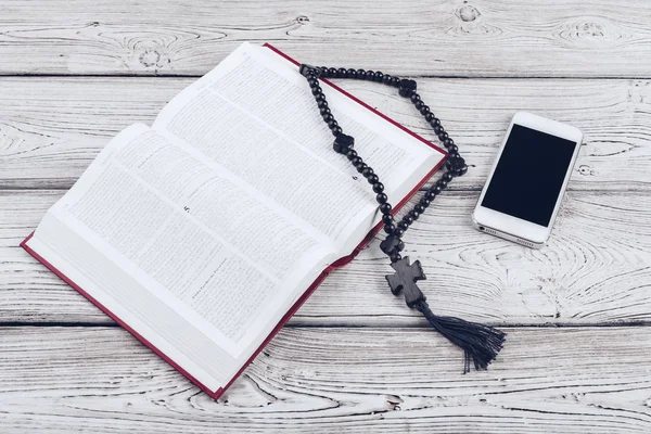 神圣的圣经和带有木制背景的黑色咖啡杯的智能手机 — 图库照片