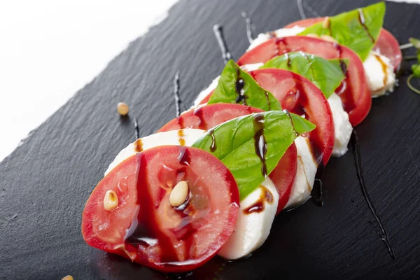 Čerstvý Italský Caprese Salát Mozzarellou Rajčaty Tmavém Talíři — Stock fotografie