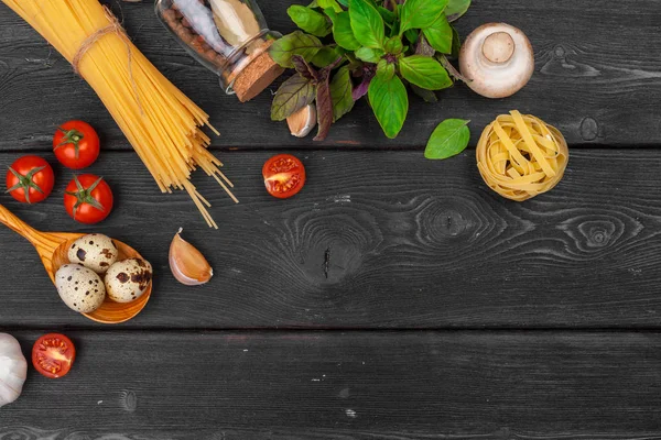 Bovenaanzicht Van Rauwe Italiaanse Pasta — Stockfoto