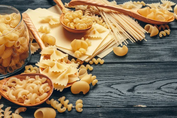 Çeşitli makarna üzerine kaşık