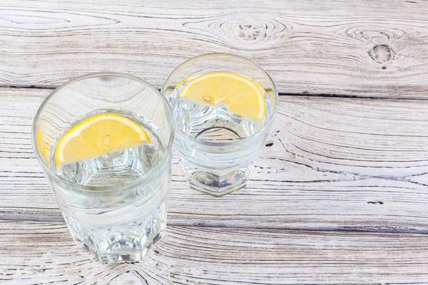 Glas Med Vatten Och Citron Träbord — Stockfoto