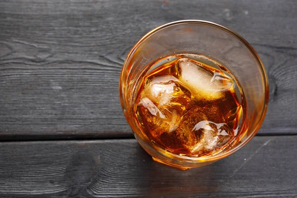 Sklenice Whisky Ledu Lahví Dřevěné Tyčince — Stock fotografie