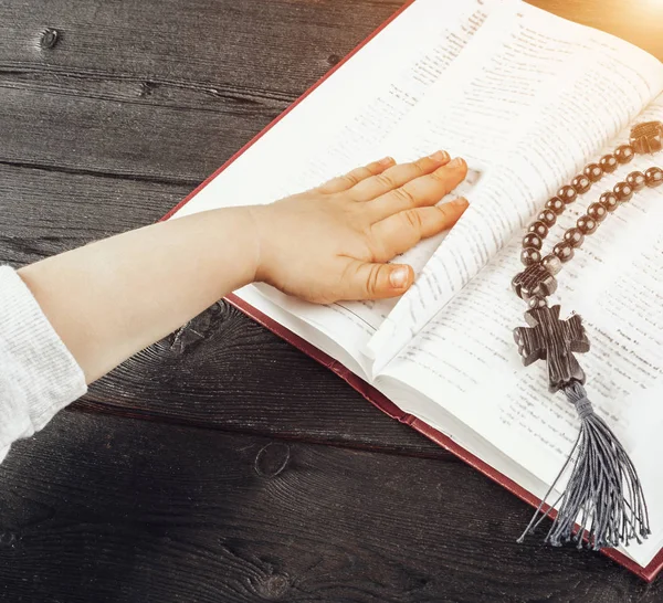 Hände Eines Kleinen Christlichen Kindes Und Bibel Auf Holztisch — Stockfoto