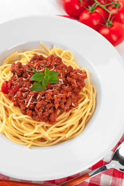 Pasta Met Vlees Tomatensaus Groenten Tafel — Stockfoto